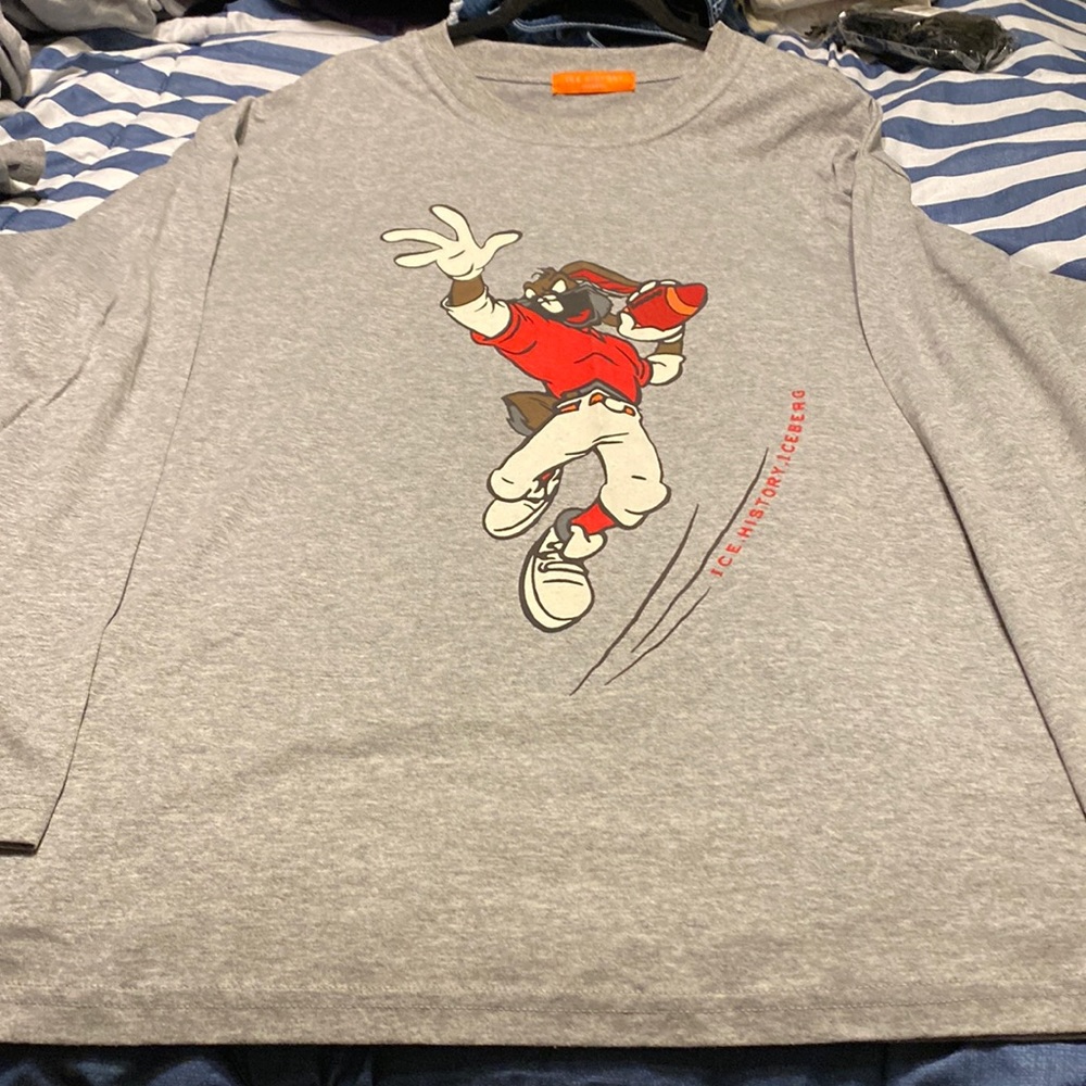 Men’s long sleeve grey tee shirt